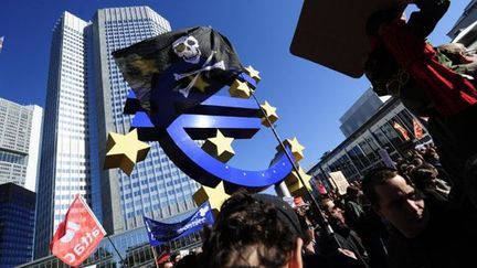 A l'appel d'Attac et de «Occupy Frankfurt», 5000 indignés se réunissent devant la Banque centrale européenne à Francfort.

L'institut monétaire européen représente pour eux le symbole d'un système financier irresponsable. (AFP/JOHN MACDOUGALL )