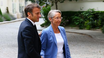 Emmanuel Macron et Elisabeth Borne arrivent le 30 juin 2023 au ministère de l'Intérieur pour la cellule interministérielle de crise consacrée aux émeutes qui ont suivi la mort de Nahel. (YVES HERMAN / POOL)