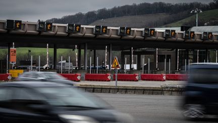 Un péage à Reventin-Vaugris (Isère), le 27 janvier 2023. (JEAN-PHILIPPE KSIAZEK / AFP)