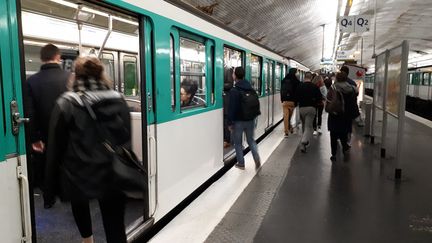 Un métro à quai, station Pont de Levallois-Bécon à Paris. (STÉPHANIE BERLU / RADIO FRANCE)