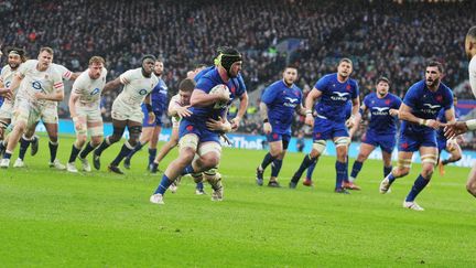 Tous derrière et lui devant : Grégory Alldritt mène la charge lors de la victoire historique des Bleus en Angleterre, le 11 mars à Twickenham. (ANDREW COWIE / AFP)