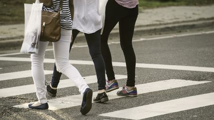 Trois femmes traversent une chaussée sur un passage piétons. (MAXPPP)