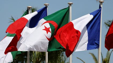 Drapeaux algériens et français à Alger, en août 2022. (LUDOVIC MARIN / AFP)