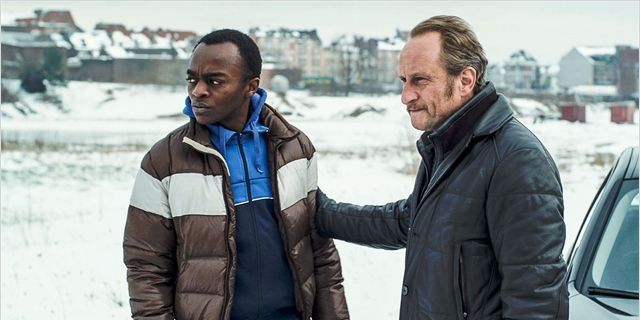 Marc Zinga interprète Yaya, le jeune footballeur répéré par José Stockman (Benoit Poelvoorde)
 (2013 - MG Productions - Formosa Productions - CAB Productions - RTBF - RTS – Belgacom)