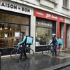 Deux livreurs de l'entreprise Deliveroo, à Paris, le 31 mars 2016. (ERIC FEFERBERG / AFP)