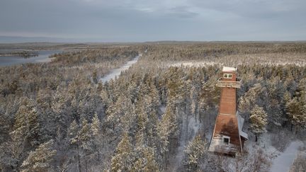 Un mirador norvégien&nbsp;à Pasvik, près de la frontière avec la Russie, le 23 octobre 2019. (MAXIM SHEMETOV / REUTERS)