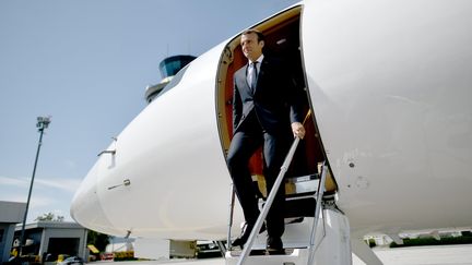 Emmanuel Macron à l'aéroport de Salzburg, en Autriche, en 2017.&nbsp; (CHRISTIAN BRUNA / EPA)