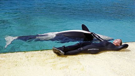 Une dresseuse et son orque au Marineland d'Antibes (Alpes-Maritimes) le 31 juillet 2012. (ERIC GAILLARD / REUTERS)