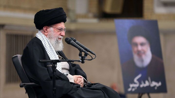 Ayatollah Ali Khamenei, oberster Führer des Iran, am 2. Oktober 2024 während einer Rede in Teheran. (BÜRO DES OBEREN FÜHRERS VON IRAN/SIPA)