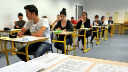 Pour marquer leur opposition à la réforme du lycée,&nbsp;certains enseignants attribuent automatiquement aux élèves une note de 20/20 pour fausser les évaluations. (VIOLAINE ALLIRAND / MAXPPP)