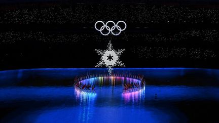 Le flocon s'est posé dans son nid. Au tour de la flamme olympique de s'éteindre à Pékin, le 20 février, en clôture de ces Jeux olympiques d'hiver. (MANAN VATSYAYANA / AFP)