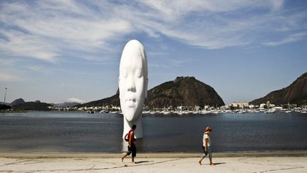 Une tête de jeune fille veille sur la plage de Botafogo, à Rio (3/9/2012)
 (AFP / Alex Ribeiro / AE / Agência Estado)