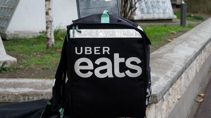 Le sac d'un livreur Uber Eats à Paris, le 18 novembre 2020. (RICCARDO MILANI / HANS LUCAS / AFP)