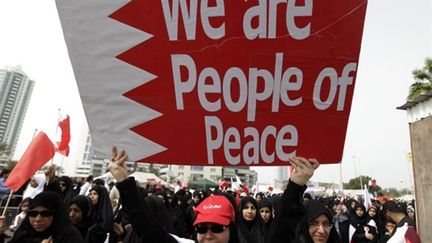 "Nous sommes des gens de paix", clame une banderole de manifestants barheïnis (21/02/2011) (AFP / Joseph Eid)