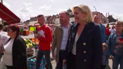 Marine Le Pen,&nbsp;jusque-là&nbsp;plutôt discrète pendant la campagne pour les élections législatives, accélère&nbsp;le&nbsp;pas avec son parti Le&nbsp;Rassemblement national.&nbsp;Le journaliste Hugo&nbsp;Capelli&nbsp;était en direct d’Hénin-Beaumont, dans le Pas-de-Calais. (FRANCE 3)