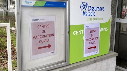 Des affiches pour signaler un centre de vaccination anti-covid à Bobigny (Seine-Saint-Denis). (SIXTINE LYS / RADIO FRANCE)