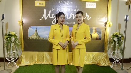 La compagnie aérienne Nok Air lors du lancement du programme "Mingalarbar Myanmar", qui vise à promouvoir la Birmanie comme destination touristique auprès des Thaïlandais, au Chatrium Hotel Royal Lake, à Rangoun, le 23 septembre 2022. (NYEIN CHAN NAING / EPA / MAXPPP)