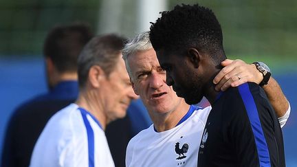 Le sélectionneur, Didier Deschamps, et le défenseur Samuel Umtiti, le 6 juin 2016 à Clairefontaine (Yvelines). (FRANCK FIFE / AFP)