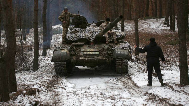 Des soldats ukrainiens préparent un tank près du front dans la région de Kharkiv, le 2 mars 2023, en Ukraine. (ANATOLII STEPANOV / AFP)