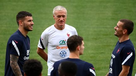 Didier Deschamps et les joueurs de l'équipe de France à l'entraînement à Split, le 5 juin (FRANCK FIFE / AFP)