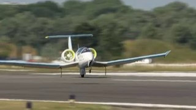 L'atterrissage de l'E-Fan, le 1er avion 100% électrique à traverser la Manche