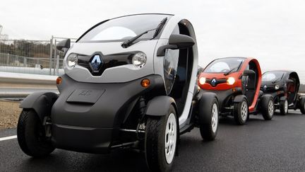 Des mod&egrave;les de la voiture &eacute;lectrique Twizy de Renault test&eacute;s &agrave;&nbsp;Boulogne-Billancourt (Hauts-de-Seine), le 20 d&eacute;cembre 2011. (FRANCOIS GUILLOT / AFP)