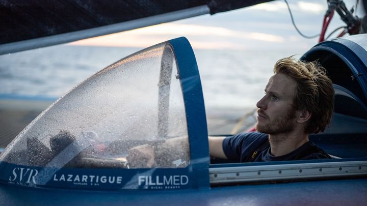 François Gabart dans un des quatre "cockpits" du trimaran SVR-Lazartigue. (@KERUZORE / SVR LAZARTIGUE)