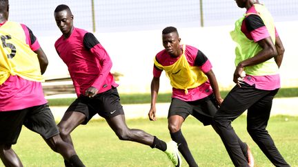 Des joueurs de l'académie Génération Foot à l'entraînement en juin 2014. (SEYLLOU / AFP)