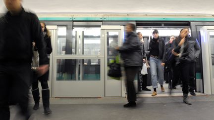 Les jeunes filles &eacute;taient dans un premier temps form&eacute;es, avant qu'il soit exig&eacute; d'elles qu'elles ram&egrave;nent 300 euros par jour en commettant des vols &agrave; la tire dans le m&eacute;tro parisien. (MIGUEL MEDINA / AFP)