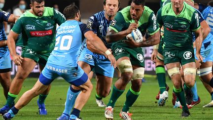 Le Palois Giovanni Habel Kuefner à la charge face au Montpellierain Cobus Reinach (PASCAL GUYOT / AFP)