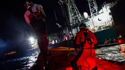 Une opération de sauvetage des migrants par les ONG SOS Méditerranée et Médecins sans frontières (MSF), en Méditerranée, le 26 décembre 2017. (FEDERICO SCOPPA / AFP)