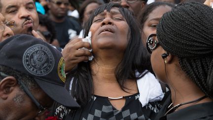 Sandra Sterling, la tante d'Alton, fait un malaise lors d'une manifestation à Baton Rouge (Louisiane), le 6 juillet 2016. (JEFFREY DUBINSKY / REUTERS)