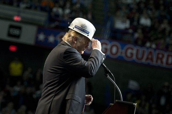 Donald Trump enfile un casque de mineur lors d'un meeting à Charleston (Virginie), le 5 mai 2016, durant la campagne présidentielle américaine.&nbsp; (BRENDAN SMIALOWSKI / AFP)