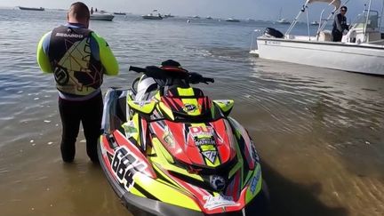 Faut-il interdire la pratique du jet-ski jugé pour certains trop bruyant ou trop polluant ? Plusieurs communes ont déjà pris des arrêtés en ce sens. Ce sera aussi le cas à Arcachon (Gironde). (France 2)