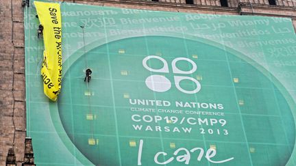 Des militants de Greenpeace sont d&eacute;log&eacute;s par la police sur un monument de Varsovie (Pologne), le&nbsp;21 novembre 2013. (AGENCJA GAZETA / REUTERS )