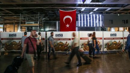 A l'aéroport Atatürk d'Istanbul, l'activité reprend au milieu des impacts de balles