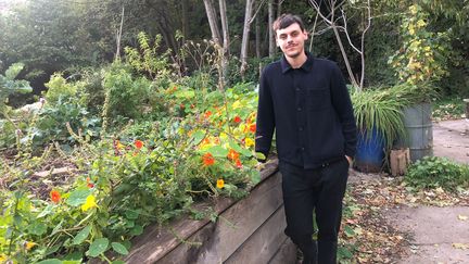 Pierre, 23 ans, étudiant à Sciences Po et apiculteur à La Villette à Paris.&nbsp; (THEO UHART / FRANCEINFO)