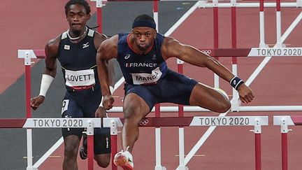 Aurel Manga, vainqueur de sa série du 110 mètres haies lors des Jeux olympiques de Tokyo, le 3 août 2021. (GIUSEPPE CACACE / AFP)