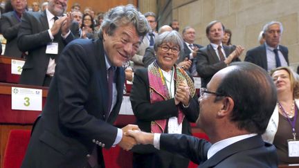 Jean-Louis Borloo (&agrave; gauche), le pr&eacute;sident de l'UDI, serrant la main au pr&eacute;sident Fran&ccedil;ois Hollande, le 20 septembre 2013 &agrave; Paris. (CHARLES PLATIAU / POOL)