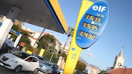 &nbsp; (Face aux prix à la pompe, les Italiens frontaliers viennent faire le plein dans le Var. © Eric DULIERE/PHOTOPQR/NICE MATIN)