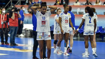 Océane Sercien a la mine défaite après l'échec face à la Norvège en finale du Mondial de handball, le 19 décembre 2021, à Granollers (Espagne). (PAU BARRENA / AFP)