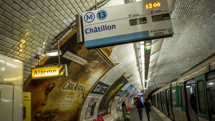 Dans le m&eacute;tro &agrave; Paris, les rames de m&eacute;tro se sont arr&ecirc;t&eacute;s &agrave; 12 heures pr&eacute;cises pour observer une minute de silence. (MICHAEL BUNEL / NURPHOTO / AFP)