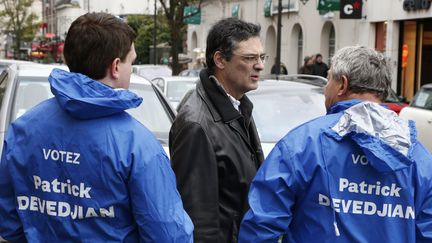 L'UMP Patrick Devedjian m&egrave;ne campagne &agrave; Antony (Hauts-de-Seine) le 4 novembre 2012, en vue des l&eacute;gislatives partielles de d&eacute;but d&eacute;cembre. (FRANCOIS GUILLOT / AFP)