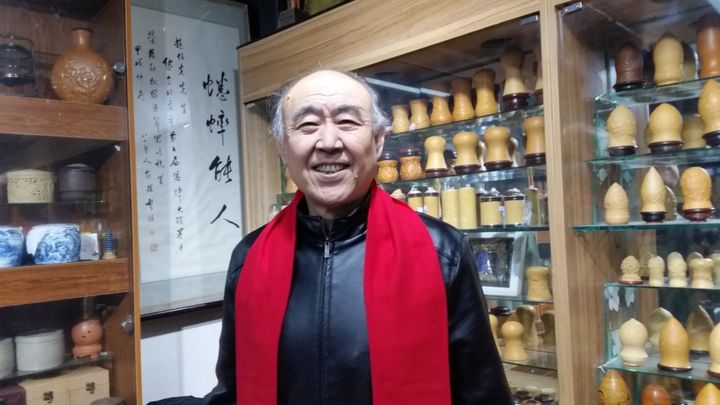 M. Zhao, gérant d'une boutique de grillons et&nbsp;secrétaire général du comité des insectes chantants. (DOMINIQUE ANDRE/RADIO FRANCE)