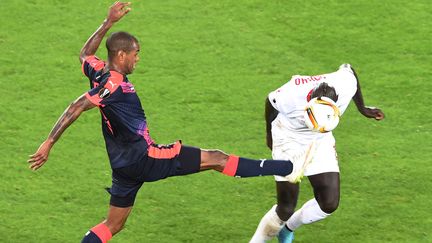 Diego Rolan, ici à la lutte avec Mamadou Sakho (MEHDI FEDOUACH / AFP)