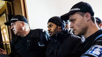 Le Français d'origine haïtienne, Fritz-Joly Joachin, 29 ans, lors de son arrivée au tribunal d'Haskovo (Bulgarie), le 16 Janvier 2015. (DIMITAR DILKOFF / AFP)