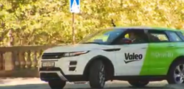 Une voiture autonome dans les rues de la capitale. (CAPTURE D'ÉCRAN FRANCE 3)