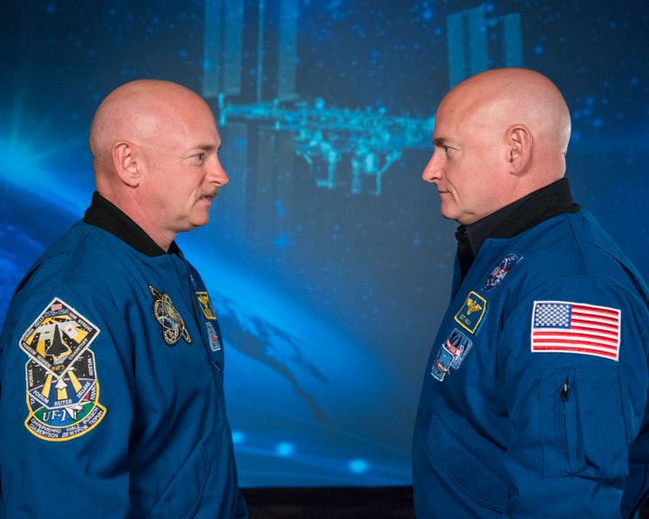 Mark Kelly (à gauche) et Scott Kelly (à droite), le 19 janvier 2015. (ROBERT MARKOWITZ / JSC / NASA)