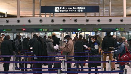 Des voyageurs s'apprêtent à passer les contrôles à la douane, à l'aéroport Roissy-Charles de Gaulle (Val-d'Oise), le 1er février 2021. (CHRISTOPHE ARCHAMBAULT / AFP)