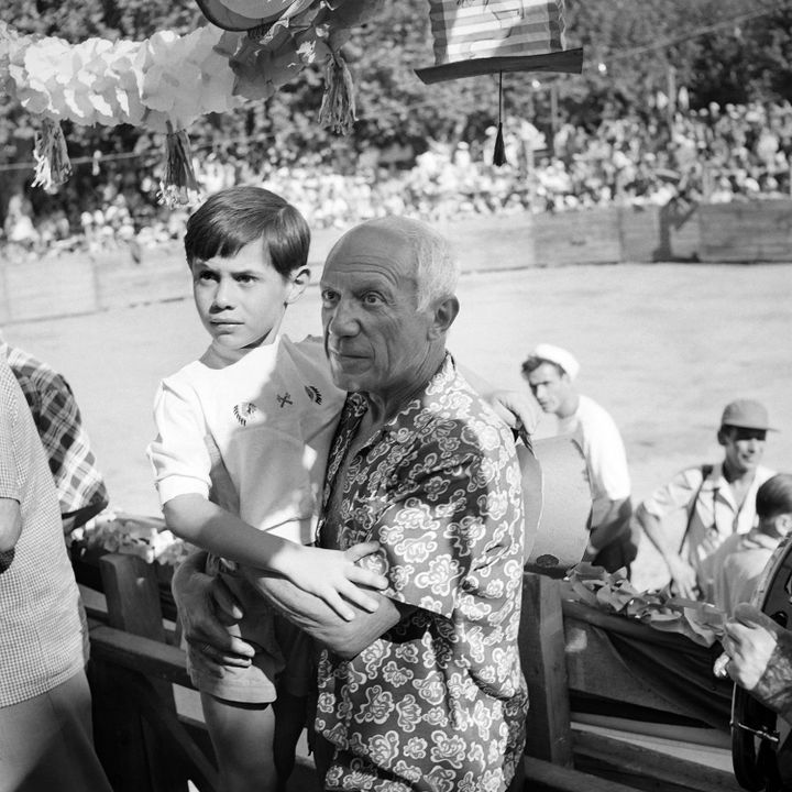 Pablo Picasso et son fils Claude, 1954
 (JEAN MEUNIER / INTERCONTINENTALE / AFP)